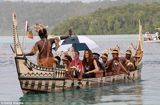Cả hai cùng ngồi trên một chiếc thuyền chiến của người bản địa để đi thăm cảnh quan vùng Tavanipupu.