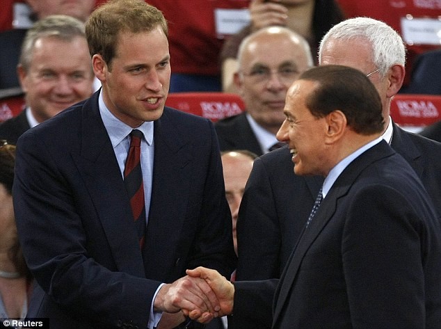 Hoàng tử Anh William và cái bắt tay cùng cựu thủ tướng Italia Berlusconi năm nào. Ảnh. Reuters.