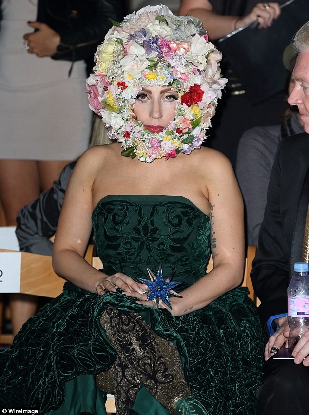 Có mặt tại show diễn của NTK Phillip Treacy, Lady Gaga còn mang theo một đôi giày đế bạc màu xanh lá cây, trên tay đeo chiếc nhẫn có hình ngôi sao xanh khổng lồ của nhà thiết kế Swarovski. Ảnh. Wire Image.