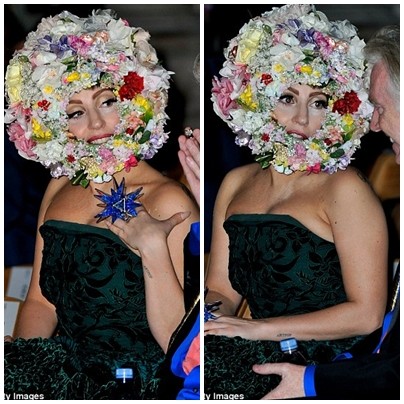 Có vẻ như chiếc mũ hoa quá rườm rà này đã cản trở việc giao tiếp của Lady Gaga khi trò chuyện với Treacy. Ảnh. Getty Images.