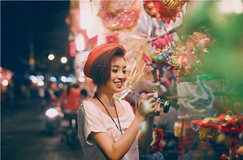 Gác lại công việc bận rộn và việc tập luyện cho các vòng tiếp theo của Giọng hát Việt, Tiêu Châu Như Quỳnh thích thú đi dạo trên con phố lung linh đầy màu sắc.