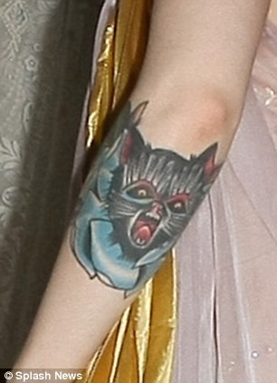 Katrina Darling xuất hiện trên sân khấu với 4 hình xăm biểu tượng hoa lá khá lớn và nổi bật. Hình xăm lớn ở lưng cánh tay là hình chú mèo giống với hình tượng nhân vật hoạt hình Mèo sấm (Thundercats) hồi thập niên 1980.