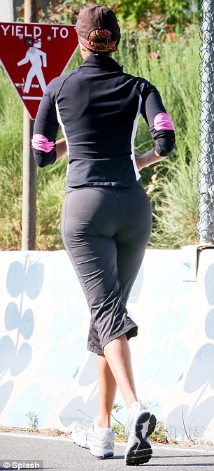 Trong bộ đồ thể thao bó sát khá trẻ trung cho bài tập thể dục chạy bộ, trông cô hoàn toàn khác so với một Tyra Banks hoàn hảo mà mọi người vẫn thường thấy trên các chương trình truyền hình.