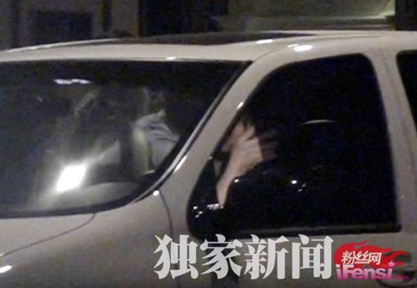 Thành Long và nữ diễn viên Từ Tịnh Lôi tình tự trong xe sau khi cùng nhậu về.