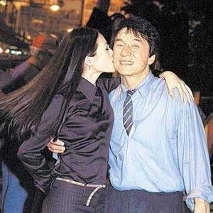 Sau khi hợp tác cùng Thành Long trong phim "Rush Hour 2", Chương Tử Di nhân sinh nhật của Thành Long đã tặng cho anh một nụ hôn và bức ảnh này đã trở thành đề tài bị đem ra bạn luận sôi nổi về quan hệ giữa hai người.