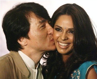Trong thời gian tuyên truyền bộ phim "Thần thoại" ở Ấn Độ, Thành Long đã không giấu nổi sự phấn khích khi dành cho mỹ nữ Bollywood là người đẹp Mallika một nụ hôn lên má.