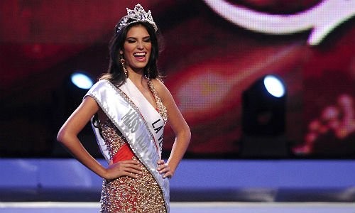 Carlina Duran đã bị tước bỏ vương miện Hoa hậu nước CH Dominica sau khi bị phát hiện là cô thực chất đã có chồng và nếu thi Người đẹp quý bà thì chắc hẳn Carlina đã giành vương miện vĩnh viễn. Carlina Duran đăng quang Hoa hậu Dominica hôm 17/4 và đại diện cho nước mình tham dự Hoa hậu Hoàn vũ 2012.