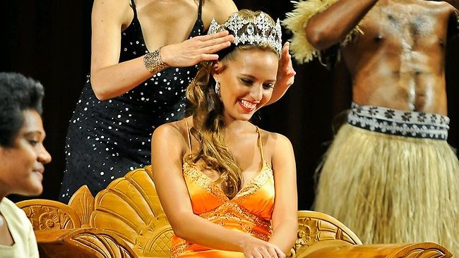 Theo như giám đốc cuộc thi Hoa hậu Thế giới Fiji là ông Andhy Blake cho biết thì theo quy định của BTC cuộc thi tại Anh quy định, các thí sinh phải đủ 16 năm 11 tháng khi tham dự cuộc thi này. Á hậu 1, cô Koini Vakaloloma 27 tuổi đã là người đại diện Fiji tham dự Miss World 2012 tại Nội Mông.
