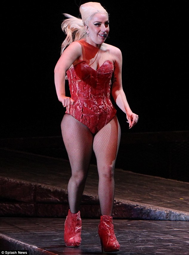 Lady Gaga xuất hiện với bộ bikini thịt sống.