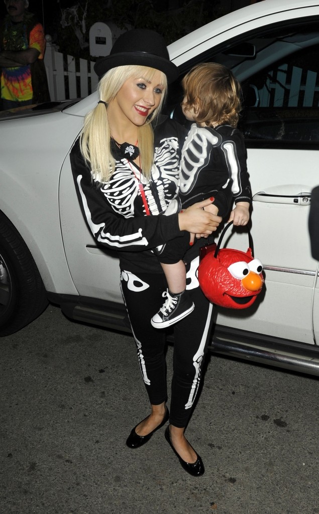 Hai mẹ con nữ giám khảo The Voice Christina Aguilera và nhóc tì Max diện trang phục cướp biển trong một sự kiện năm 2009.