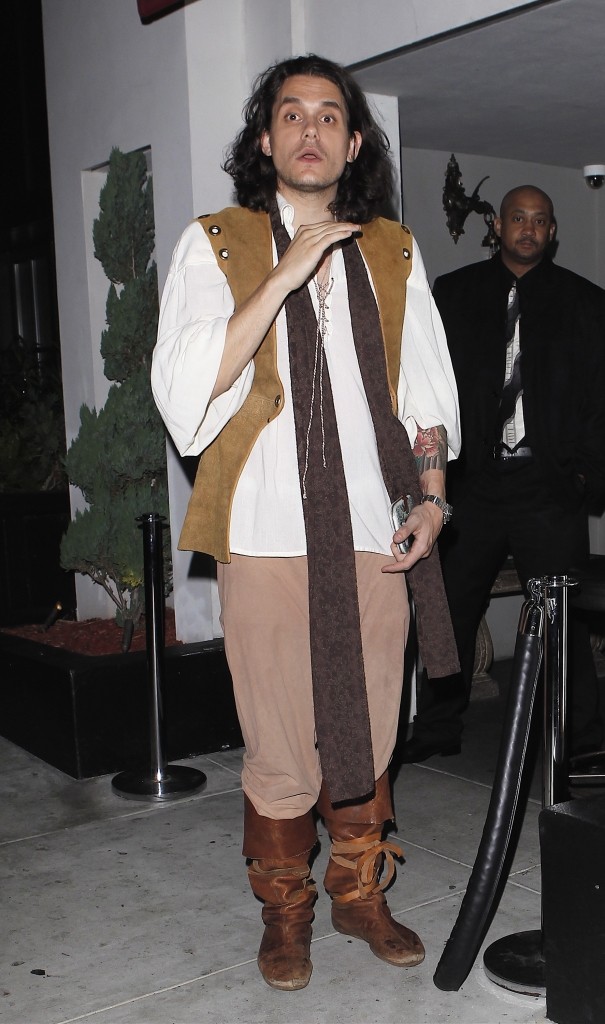 Nam diễn viên John Mayer mặc một bộ đồ cướp biển khi chuyển đến West Hollywood hồi tháng 7.