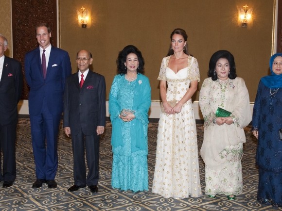 Hoàng tử William và công nương Kate Middleton trong những trang phục trịnh trọng khi dự bữa tối với quốc vương Malaysia là ngài Sultan Abdul Halim Mu'adzam.