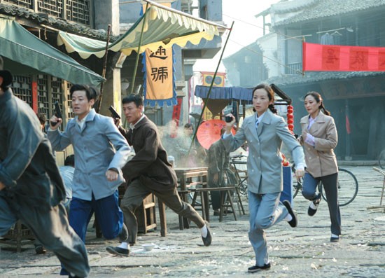 Hàn Tuyết vai Lâm Tĩnh phim “Địa hạ địa thượng”, một nữ điệp viên trong bộ trang phục kaki là thẳng cùng cặp kính râm với nụ cười ngạo mạn.