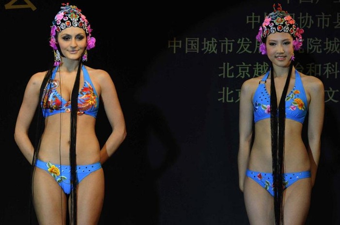 Trước đó, trong đêm họp báo về Hoa hậu Bikini Quốc tế 2012 hồi tháng 5/2012 ở thủ đô Bắc Kinh, Hoa hậu Bikini Quốc tế 2010 là Diana Irina Boanca (người Romania, trái) cũng có màn trình diễn tương tự cùng dàn người mẫu của nước chủ nhà.