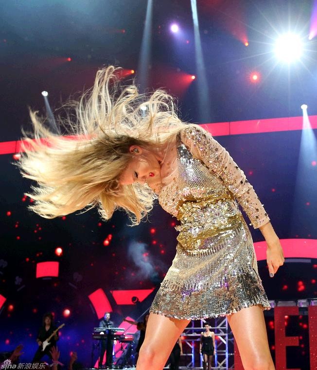 Màn vẩy tóc cực quyến rũ của Taylor Swift trong đêm trình diễn.