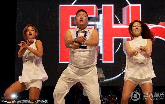 Psy với điệu Gangnam Style tại ĐH Gieong-gi. Ảnh. QQ.