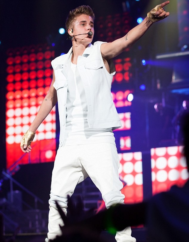 Justin Bieber trở lại biểu diễn mặc dù vẫn còn mệt mỏi.