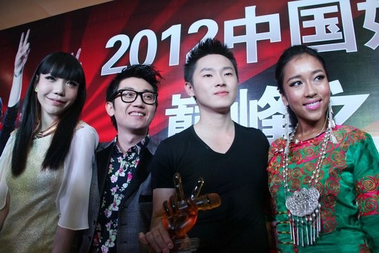 4 thí sinh xuất sắc nhất The Voice Trung Quốc sau đêm chung kết với Ngô Mạc Sầu (trái), Kim Chí Văn (phải), quán quân Lương Bác (áo phông đen) và Cát Khắc Tuyển Dật.