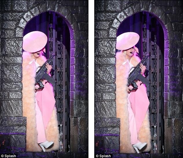 Hình ảnh "thiên thần vác súng" của Lady Gaga trên sân khấu trong tour lưu diễn vòng quanh thế giới "Born This Way Ball" ở Milan, Italia hôm 3/10. Ảnh. Splash.