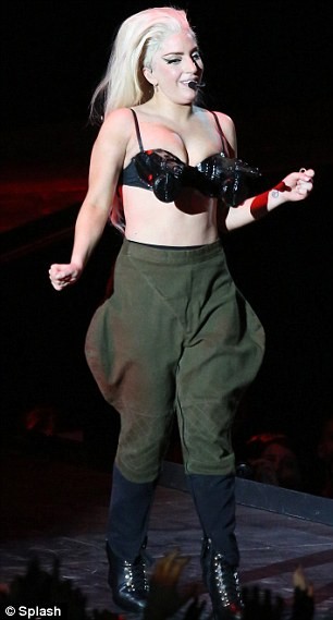 Tại Hà Lan, Lady Gaga gắn hẳn hai khẩu súng lên áo nịt ngực. Ảnh. Splash.