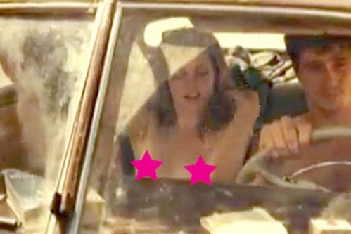 Cảnh quay khá táo bạo của Kristen khi để lộ ngực bên các bạn diễn nam.