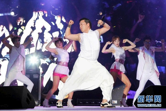 Psy cuồng nhiệt cùng điệu Gangnam Style bên cạnh các vũ công để bày tỏ lòng tri ân đối với khán giả nước nhà.