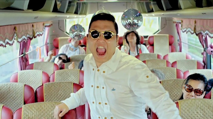 Hình ảnh Psy nhảy múa tưng bừng cùng các bà nội chợ trên xe bus thay vì đến hộp đêm.