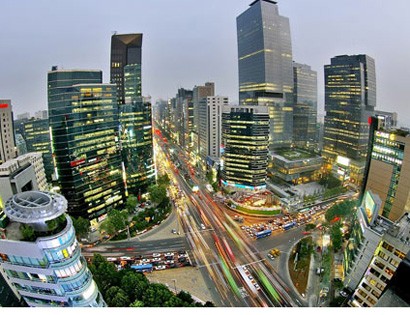 Gangnam - khu nhà giàu thượng lưu của những người "giàu sổi" ở thủ đô Seoul, Hàn Quốc - chủ thể chính được coi là bị chế giễu trong Gangnam Style của Psy.
