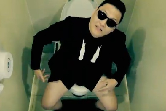 Psy thậm chí ngồi trong toilet đọc rap trong điệu Gangnam Style.