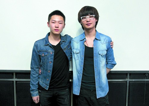 Thí sinh Lương Bác (trái) và thầy giáo Quyền Chấn Đông, vừa là thầy trò khi ở Học viện Nghệ thuật Cát Lâm vừa là đối thủ tại The Voice Trung Quốc.
