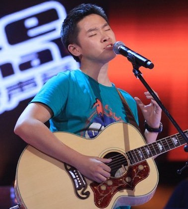 Lương Bác với cây đàn ghi ta đã mang lại thành công cho anh tại The Voice of China 2012.