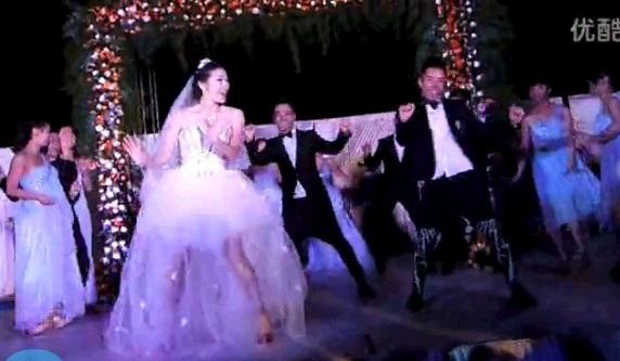 Cô dâu cũng không chịu kém cạnh khi nhảy lên sân khấu để hòa cùng đám phù dâu phù rể trong điệu Gangnam Style.