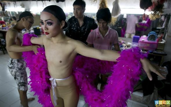 Trang phục sặc sỡ của một nghệ sỹ đồng tính ở Thái Lan.