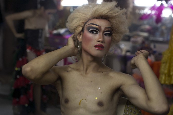 Một nghệ sỹ đồng tính điệu đà với mái tóc giả.