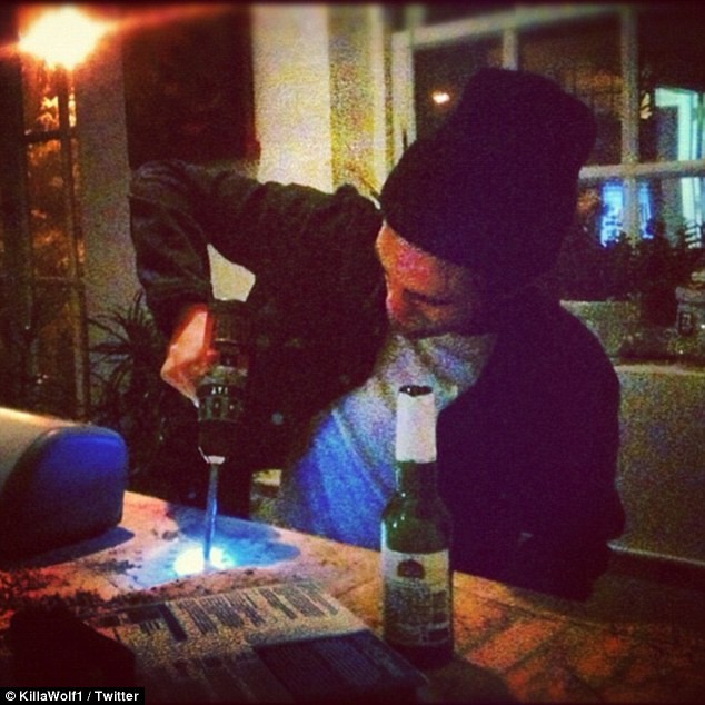 Hình ảnh Robert Pattinson với chiếc khoan điện đang cố gắng khoan lên chiếc bàn trong một hộp đêm ở Nerw York hôm 8/10.