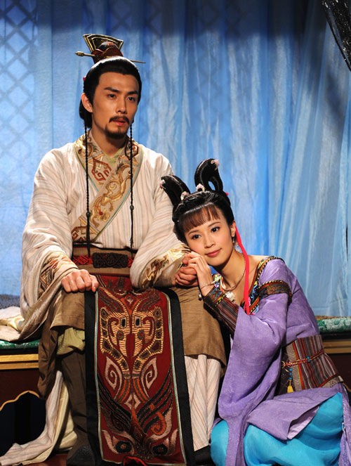 Cao Tiên Chi (Lý Thừa Hiền) và Tạ A Mật (nữ diễn viên Thạch Tiểu Quẩn) phim “Dương Quý Phi mật sử”.