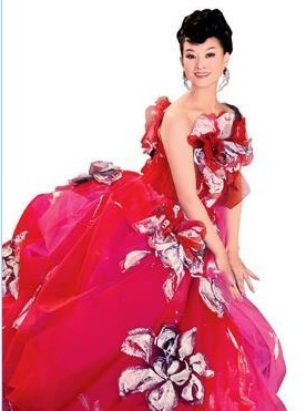Nữ ca sĩ số 1 Trung Quốc – Tống Tổ Anh là người Miêu đến từ huyện Cổ Trượng, tỉnh Hồ Nam.
