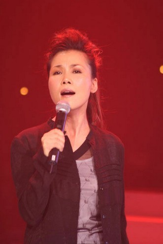 Nữ ca sĩ Điền Chấn đến từ tộc người Dao.