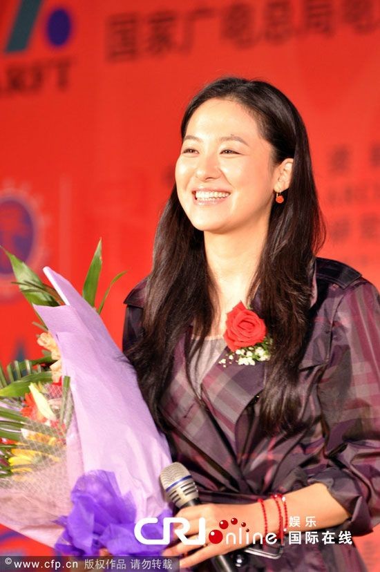 Nữ diễn viên Thẩm Ngạo Quân (tên thật là Triệu Vy) là người Mãn, tỉnh Cáp Nhĩ Tân.