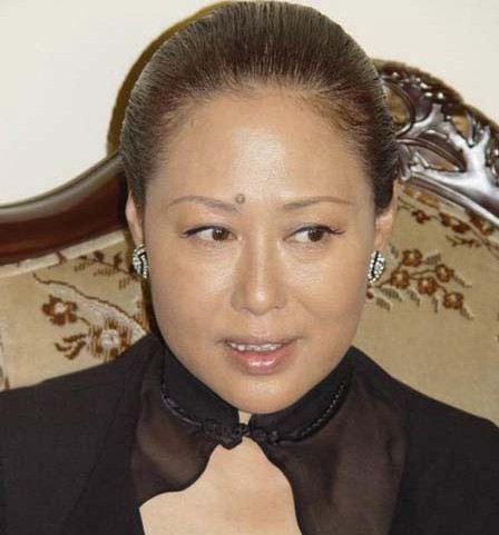 Nữ diễn viên gạo cội Tư Cầm Cao Oa là tộc người Mông Cổ thuộc thành phố Xích Phong, khu tự trị Nội Mông.