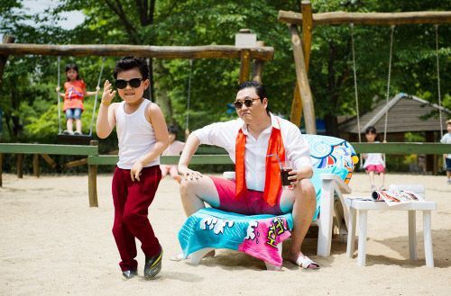 Ngay sau đó, ê kíp sản xuất MV Gangnam Style cùng ca sĩ Psy đã đồng ý mời Hwang Min Woo tham gia vào MV Gangnam Style.