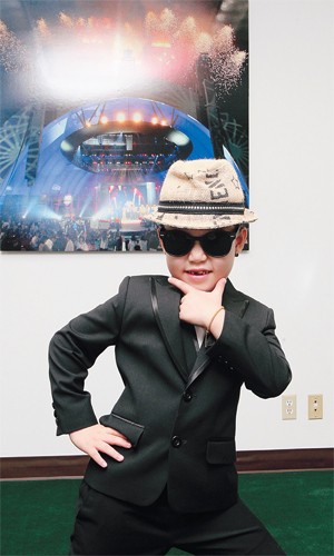 Theo anh Hwang Eui Chang, cha của Min Woo nhớ lại lần cả nhà anh cho cậu nhóc về Việt Nam thăm ông bà ngoại, khi đi thuyền trên sông Mê Kông, Min Woo không ngần ngại nhảy lên sân khấu biểu diễn trên thuyền và bắt đầu say mê nhảy theo phong cách của "ông vua nhạc pop" Michael Jackson ...