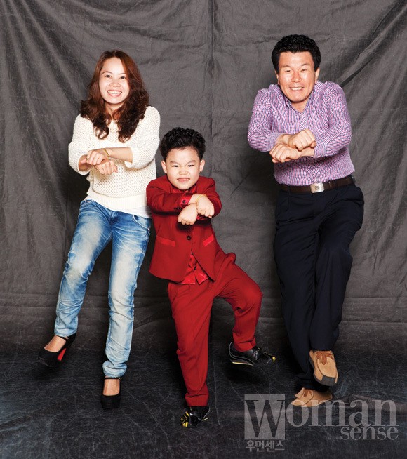 Hwang Min Woo năm nay 7, là học sinh lớp 1. Hwang Min Woo mang hai dòng máu Việt – Hàn. Cha cậu nhóc là Hwang Eui Chang (52 tuổi) và mẹ là người Việt Nam, cô Vũ Thị Ly (31 tuổi).