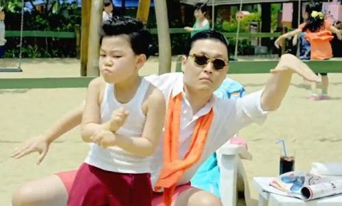 Và điều bất ngờ dành cho cậu nhóc Min Woo đó là bé được đích thân Psy gọi điện đến và dặn dò trước khi tiến hành khởi quay Gangnam Style 2 ngày: “Min Woo này, hãy chứng minh hết khả năng của cháu cho mọi người thấy nhé”.