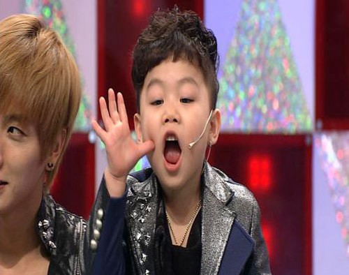 Năm lên 3 tuổi, Min Woo thường chăm chú các ca sỹ biểu diễn trên TV và nhún nhảy, sau đó có thể bắt chước nhảy theo y chang những gì cậu được xem.