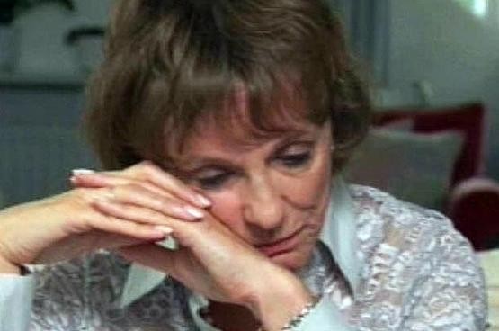 Bà Esther Rantzen cảm thấy hối tiếc và tỏ ra đau buồn khi được phỏng vấn trên truyền hình về những hành vi xâm hại tình dục của Savile bị chính bà cùng những nhân viên khác của BBC lờ đi khi bị lãnh đạo đài này bịt mắt bịt tai. Ảnh. The Sun.