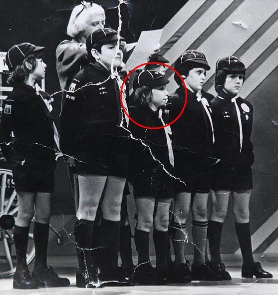 Cậu bé Kevin Cook (vòng tròn đỏ) cùng các thành viên trong trường quay năm 1976. Jimmy Savile đứng phía sau.