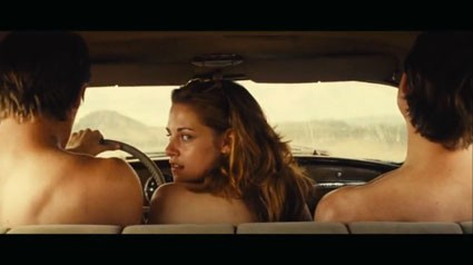 Kristen Stewart khỏa thân bên hai bạn diễn nam trong một cảnh quay phim mới "On The Road". Ảnh. Sugarcapes.
