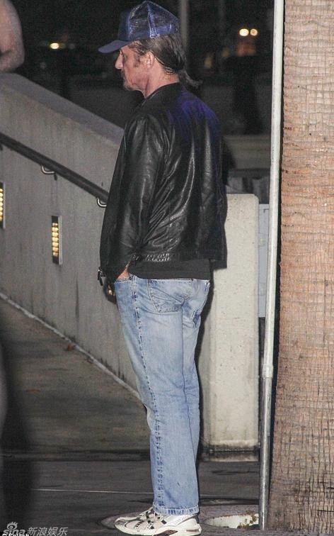Sean Penn ngậm ngùi trong buổi diễn của vợ cũ ở Los Angeles vừa qua.