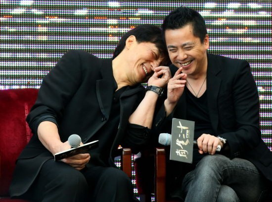 Thành Long ngả đầu bên người bạn đồng nghiệp, nhà sản xuất Vương Trung Lỗi tại buổi họp báo phim "12 con giáp". Ảnh. Sina.